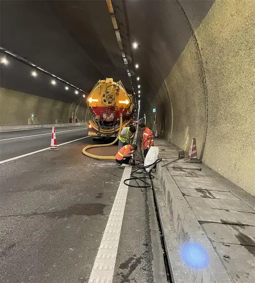 湘桥隧道排水渠清淤